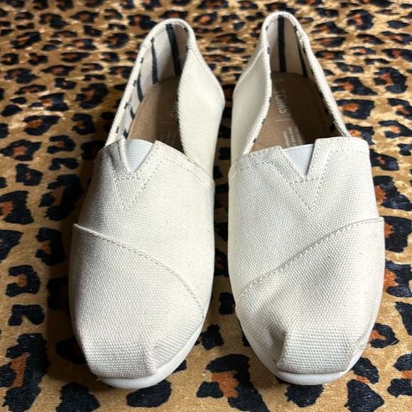 Toms Shoes - TOM’s white NWOT size 6.5